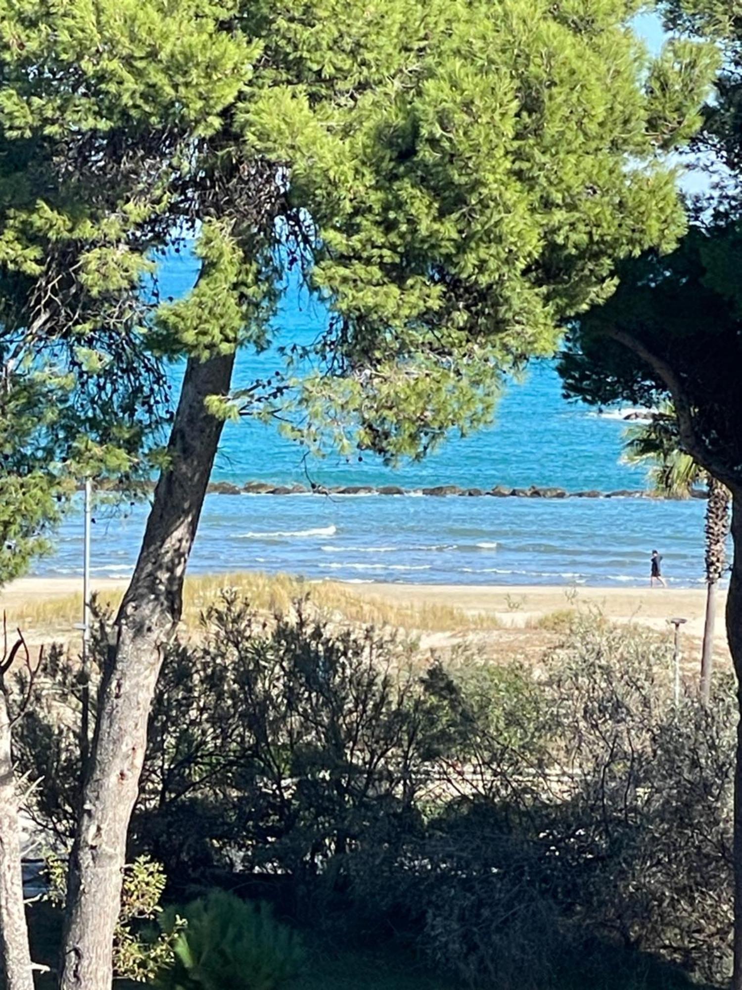 Attico Vista E Fronte Mare Zaffiroblu Con Posto Auto Apartman Montesilvano Marina Kültér fotó